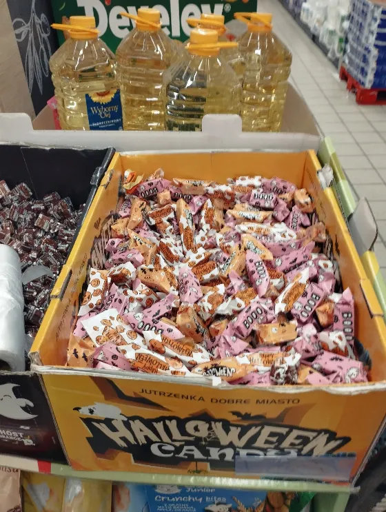 Карамельки на развес Krówka Halloween за 5 zł/кг в Biedronka